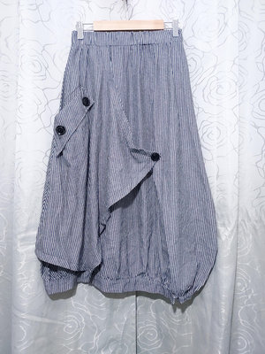 0419 betty's造型剪裁細直條紋裙