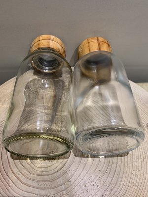 ［老東西］二手玻璃瓶 含黑色塑膠瓶蓋及木質外蓋帽，形制漂亮可當擴香瓶或花瓶等，兩個一起賣。 瓶高約15.5公