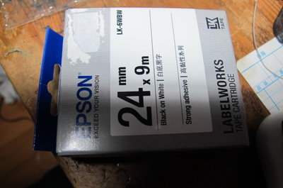 EPSON 24mm 標籤帶 LK-6wbw 白底黑字 原廠公司貨 [ 只有1個]