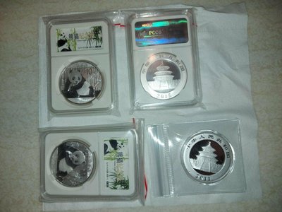 2011年1盎司中國熊貓10元銀幣1枚＋2015年中國熊貓10元銀幣3枚；總共4枚一起售（如照片所示）