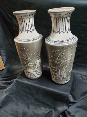 民國63年 金門陶瓷浮雕山水花瓶一對(17x45cm)