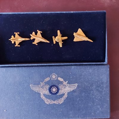 國軍   空軍 戰機胸章  紀念章