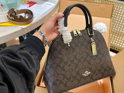 徽章 Coach 蔻馳 23新品 貝殼包COACH代廠工最新購物袋 出貨頂級品質亮澤LOGO N.O14309