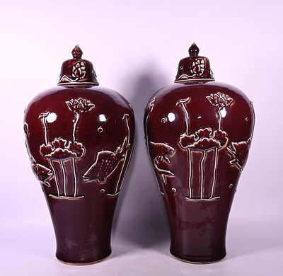 元祭紅釉浮雕魚藻紋梅瓶，高50×26厘米180001240 特價 優惠