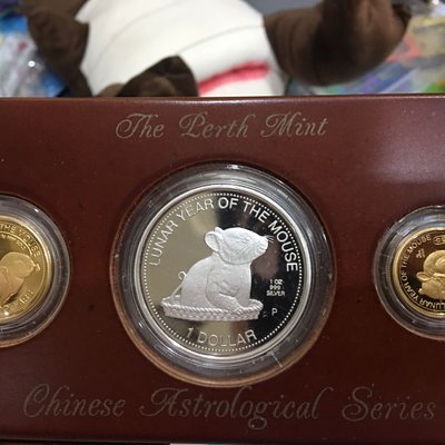 1996 鼠年生肖紀念金銀幣（9999 金幣8g and 15g, 999 銀幣 1oz)  Perth mint 出品