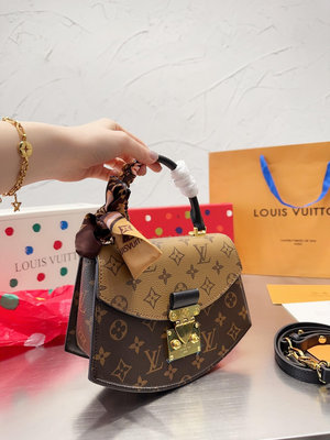 【全球優品滙】LV Tilsitt 春夏穿搭 全套Louis VuittonSS23秀款的扇形包這個扇形包的優 N.O46925