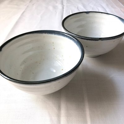 日本美濃燒 日本製白底圈紋瓷碗 現貨 日式 和風 岐阜系陶土 餐具 器皿 餐桌 傳統工藝品 圖案樸實簡潔 柔和色調.