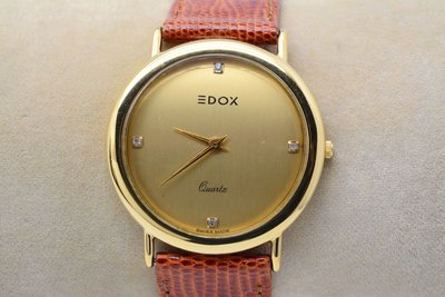《寶萊精品》EDOX 依度金圓斜坡鏡面石英女子錶