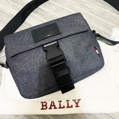 【路易好貨】全新 BALLY LOGO 科技尼龍防潑水 灰色 翻蓋式書包 側背包 斜背包 單肩包 郵差包
