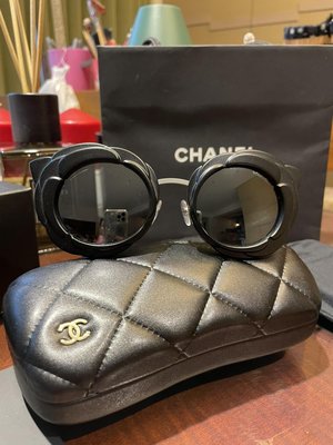 全新專櫃正品 Chanel 香奈兒造型墨鏡 黑色水銀鏡面配深銀鎳色鏡架 山茶花貓眼框型 Round Runway太陽眼鏡