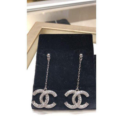 直購#CHANEL 香奈兒銀色方形水鑽工藝雕刻 CC LOGO 垂吊墜式耳環 A45625 全新