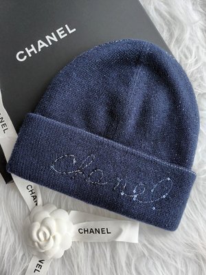 Chanel 23B 深藍色 Chanel草寫亮片造型毛帽 現在不入手 冬天超難買😅 $2xxxx 現貨