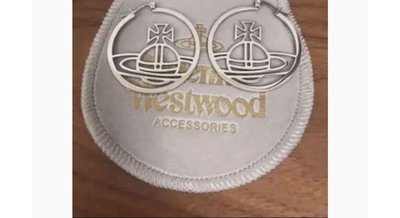 Vivienne Westwood 土星 時尚 耳環 好搭配 近新 保存良好 無袋