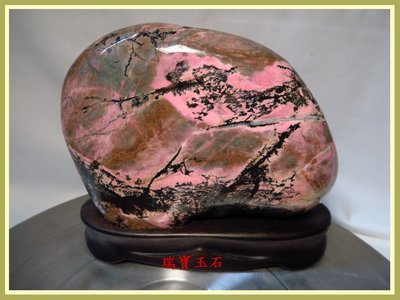 瑞寶玉石~天然優質 自然紋路 花蓮玫瑰石~附座原石 擺件 總重約 2400公克 【H4812】