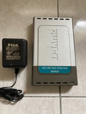 D-LINK網路集線器(交換器)，型號 DES-1008D