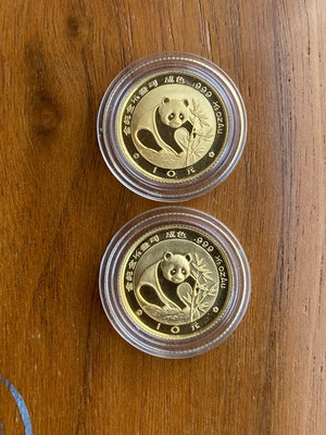 1988年1/10盎司熊貓金幣2枚，重噴砂+輕噴砂，熊貓全身