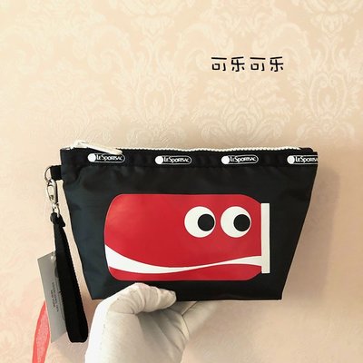 ╭＊全新現貨＊╯LeSportsac x Coca-Cola 可口可樂 2725手繩手拿包 化妝包 收納包 零錢包鑰匙包