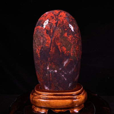 廣西雞血玉 天然原石打磨帶座高17×8.5×5.5厘米 重1.4公斤160669 奇石 擺件【九州拍賣】