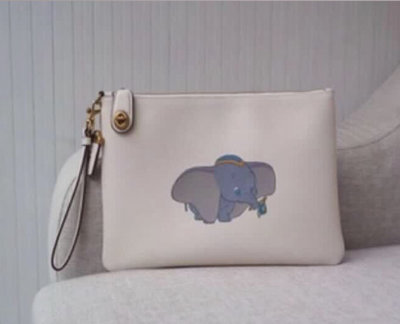 COACH x DISNEY迪士尼 限量迪士尼系列 69198 🐘小飛象印花牛皮旋鎖 手拿包 手挽包