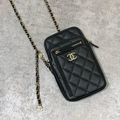 Chanel 手機包 黑色 淡金釦 小羊皮  《精品女王全新&amp;二手》