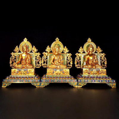 舊藏銅鎏金掐絲三寶佛，重量24039克，高度50cm，寬度34cm。???2.6三。16796【萬寶樓】銅器 佛像 擺件