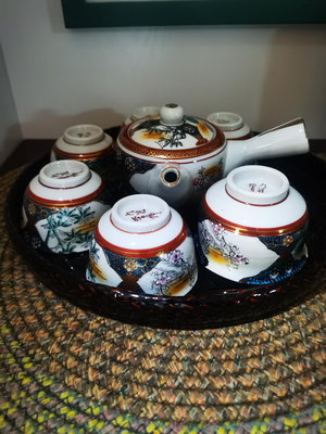 日本九谷燒 名家九谷榮伸手繪滿開窗描金青粒茶具套，手工細膩精