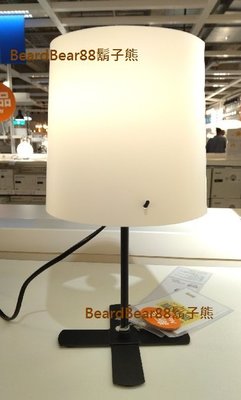IKEA 桌燈 (白色塑料 黑色鋼質) 高度31公分，簡約小巧，擺飾燈檯燈床頭燈小夜燈 BARLAST【鬍子熊】代購
