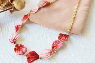 【MOMO全球購】法國Les Nereides 琺瑯首飾品 玫瑰芬芳 紅粉漸變花瓣 婚禮氣質高貴 項鏈 飾品