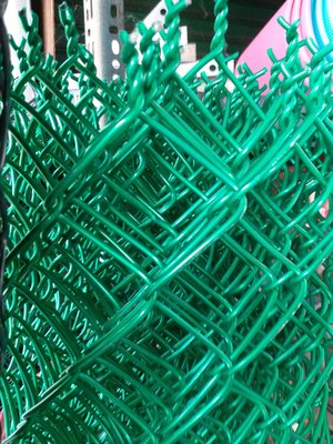 塑膠（綠色）包鍍鋅鐵菱形網 3尺寬約30尺長 孔徑2 1/4"（2英吋2）線徑8#/12#_粗俗俗五金大賣場