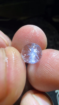 6.8mm天然藍線石水晶單珠，包裹漂亮的炸花造型藍線石。晶體