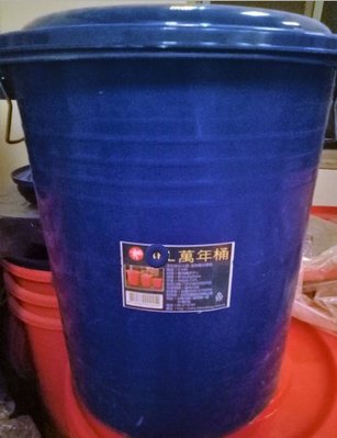 玩小舖~56L 儲物桶/ 萬年桶 / 儲物桶 /水桶/ 資源回收桶 /水桶/ 儲水桶/ 廚餘桶 /垃圾桶/萬年筒