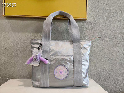 新款熱銷 Kipling 猴子包 K28263 金屬銀拼紫 托特包 多夾層輕量手提包 肩背包 購物包 運動包 媽媽包 休閒 時尚 防水