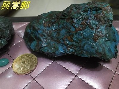 {興嵩郵}博物館級台灣國寶.純正台東的天然銅花藍寶原礦0.6公斤=3,000克拉.