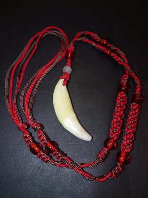原住民獸牙項鍊 狼牙犬牙造型吊飾 配“紅色”中國結頸繩 1條價格