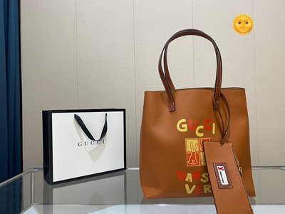 Gucci購物袋 購于香港海港城，生寶寶后買包包第一考慮是能裝,一眼就相中這款，超大包的設計 NO94585
