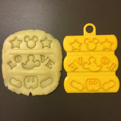 ❤Lika小舖❤日本製 正版迪士尼 米奇LOVE 熱狗壓模 便當裝飾 也可壓餅乾 壓痕很深喔