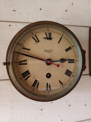 【港都收藏】英國SMITHS全銅機械船鐘(8日)，原件厚玻璃，老銅殼優美，行走功能正常，直徑18公分，厚度8.6公分。拆船貨品/銅鐘/船舵/船舶時計時鐘。