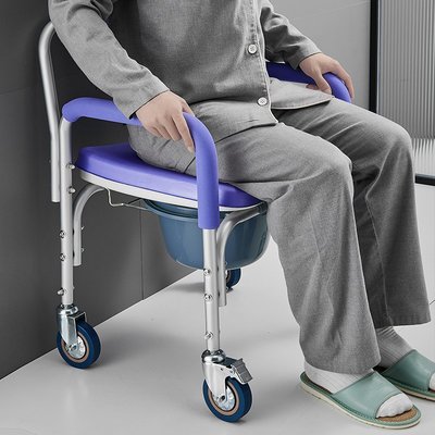 下殺 免打孔老人坐便椅帶輪家用老年移動坐便器可折疊便攜式洗澡椅扶手