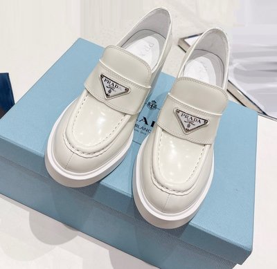GoodStyle 歐美新款 Prada 三角金屬釦拼色 &amp; 綁帶 粗跟高跟鞋 優質選擇~特