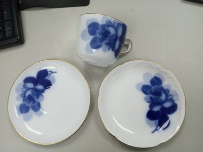 大倉陶園 經典藍玫瑰骨瓷單人杯盤組+單人蛋糕點心盤共3件組＋原裝紙盒 (日本製)