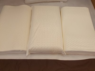 工廠直營--頂級枕頭系列特賣.人體工學波浪型.乳膠枕傳統麵包型.還有蝶型枕 均附贈乳膠保護布套.提袋