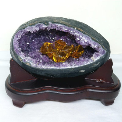 桌上型紫水晶洞 座長約15x寬12x高10cm 送6顆小金元寶 底座木角邊緣一點點磨損 高標勿入