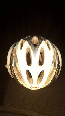 超流線輕量級自行車安全帽BELL款頭盔爬坡+破風雙用白銀配色超炫百搭(公路車登山車小折環法自行車破風手)   白銀配色超