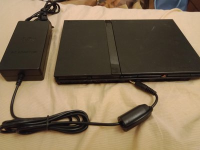 大媽桂二手屋，Sony Playstation 2 Slim遊戲機，PS2薄機，SCPH-75007，故障，有過電，會亮紅燈，綠燈，無畫面，附電源線，絕版品
