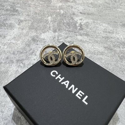 Chanel Logo圓圈鑽耳環 《精品女王全新&amp;二手》