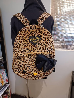 Hello Kitty 三麗鷗 ♥日本品牌♥ KITTY頭型 絨毛豹紋 後背包《 日本限定款 》