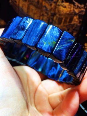 34615高品質：超強藍光🎉🎉彼得石（Pietersite ）手排💎💎彼得石是一種無比珍貴的能量石.約：17x8.5x6.2mm