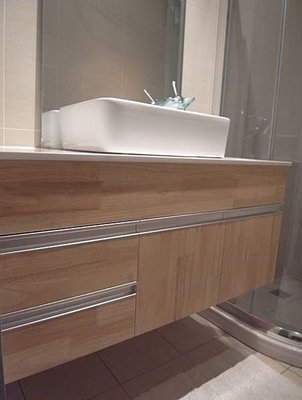 FUO衛浴:120公分 原木色 人造石台面 陶瓷盆 浴櫃組(含龍頭,鏡,邊櫃) (2053-345)