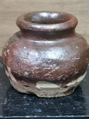 珍藏一支台灣早期已經很少見的手工製小墨甕,老而精緻!