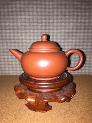 早期紫砂壺---標準水平款式，泥料:老朱泥，獨孔出水，空壺容量約100CC